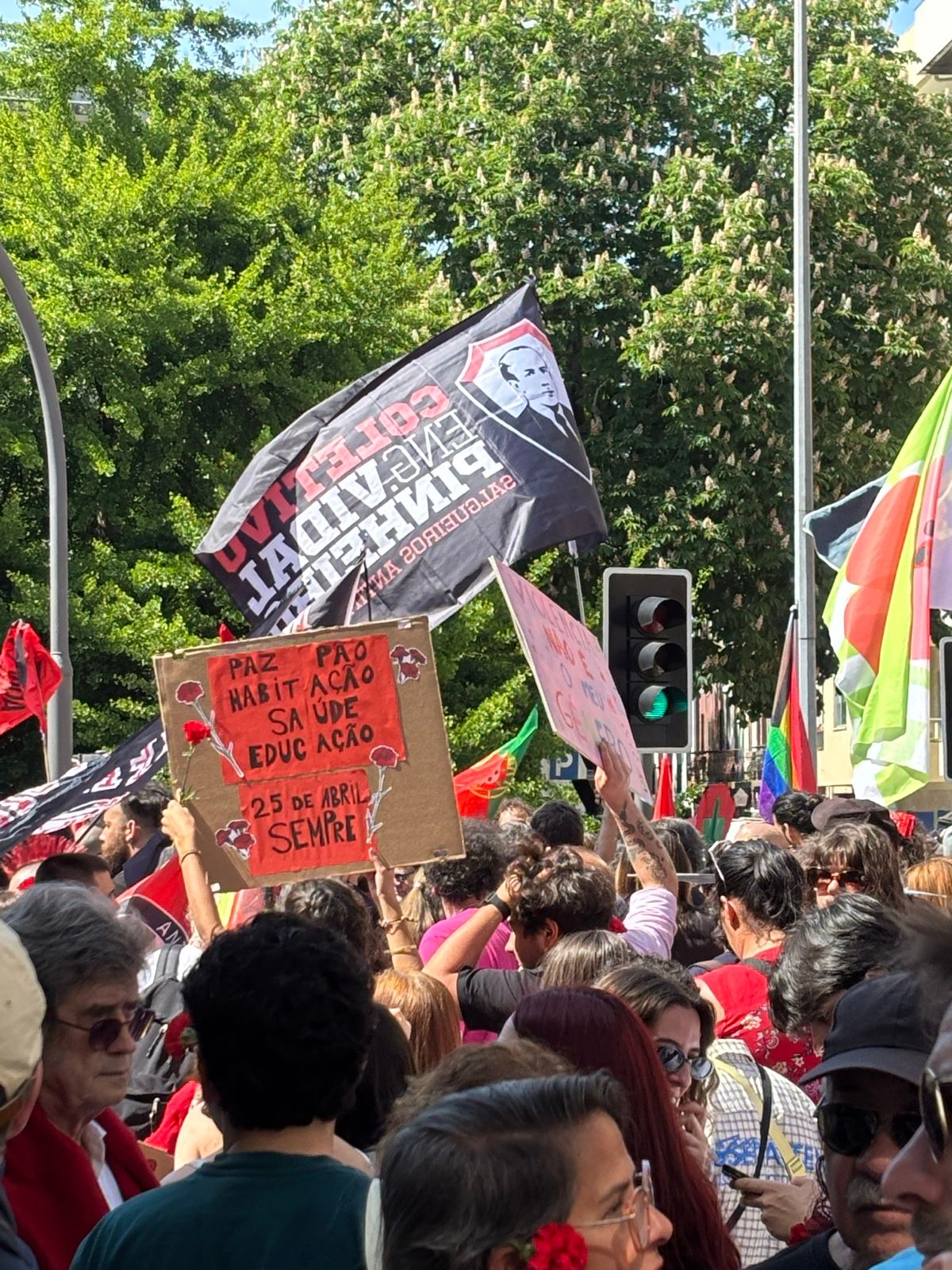 Multidão de gente tem um cartaz