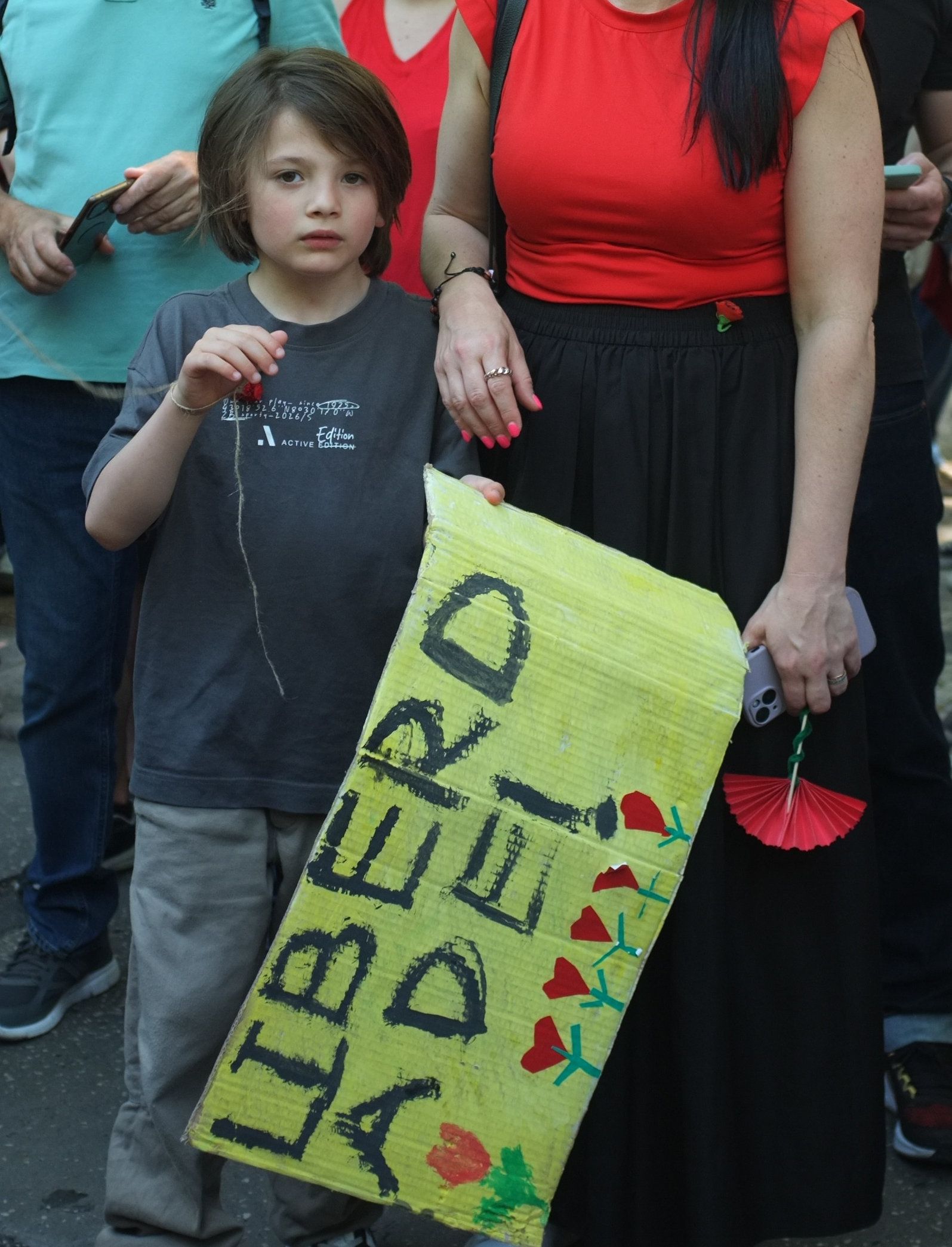 Uma criança com um cartaz apenas com a palavra "Liberdade"